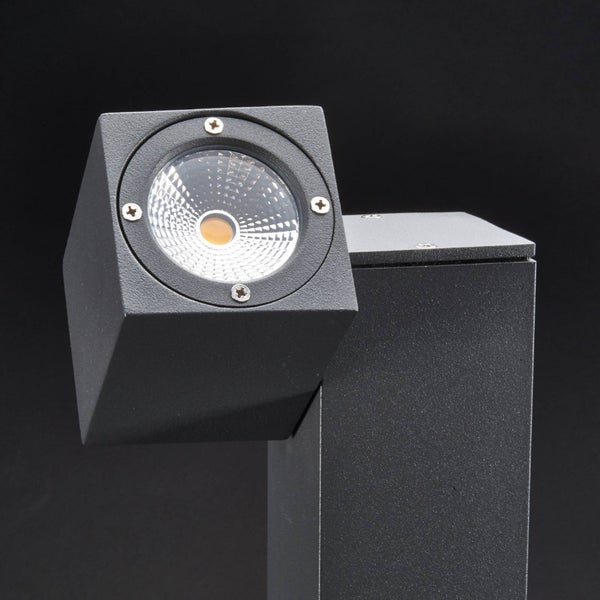 Außenstrahler aus anthrazitfarbenem Aluminium mit neigbarem LED-Leuchtenkopf in Würfelform.