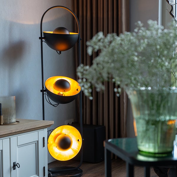 Stehleuchte mit drei Leuchten in einem Wohnzimmer