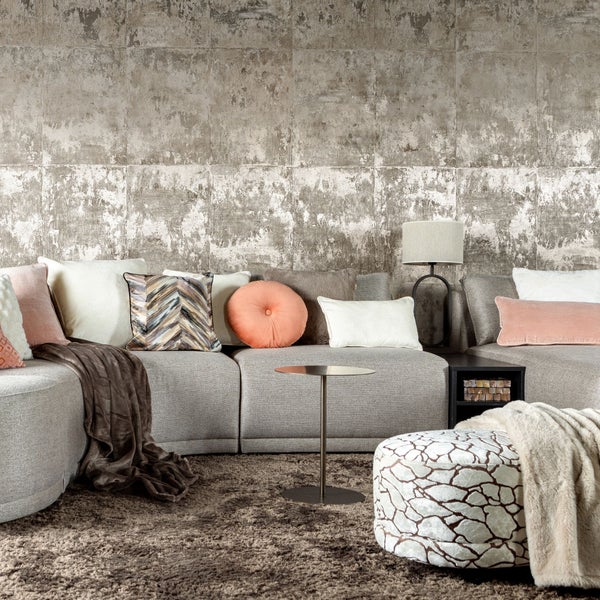 Wohnzimmer mit Sofa, Kissen, Beistelltisch und Lampe