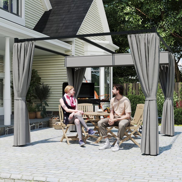 Schwarze Metallpergola mit grauen Vorhängen auf gepflasterter Terrasse mit Holzsitzgruppe und zwei Personen im sonnigen Garten.