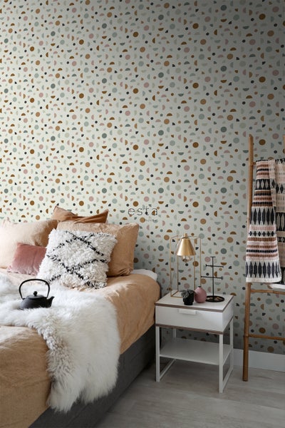 Schlafzimmer mit geometrischer Tapete, Bett und Nachttisch