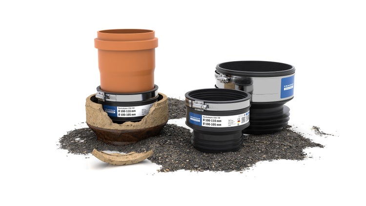 Crassus Steckadapter CSA 100 für Rohrverbindungen Durchmesser 100 bis 116 Millimeter, dargestellt an Kunststoff- und Tonrohren auf Kies.