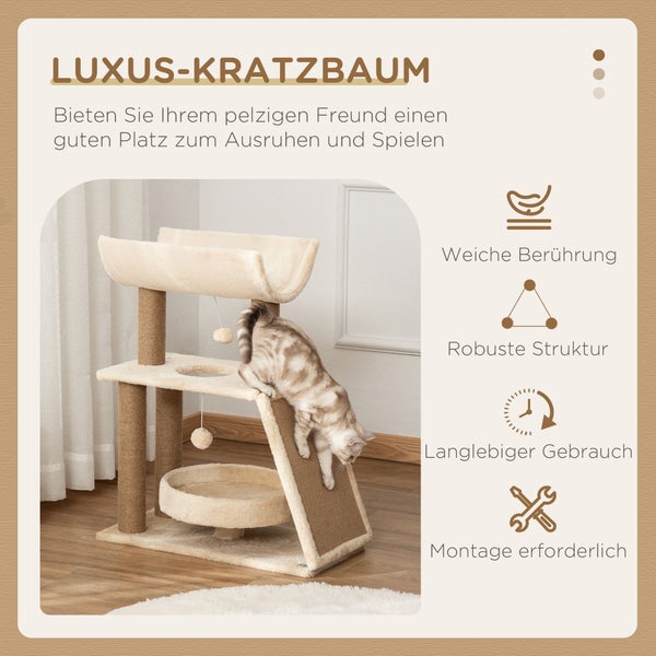 Katze klettert auf beigefarbenen Kratzbaum mit Plattformen und Spielzeugen