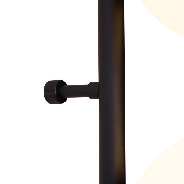 Detailansicht einer Stehleuchte mit Einstellschraube