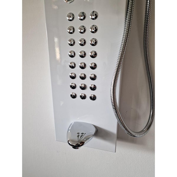 Duschpaneel mit Massagedüsen, einem Wanneneinlauf und einem Brauseschlauch.