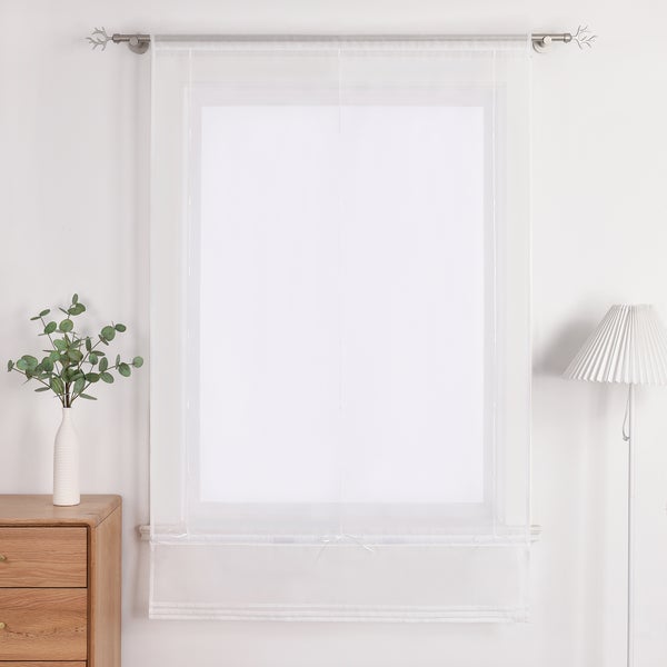 Gardine vor Fenster mit Lampe und Kommode