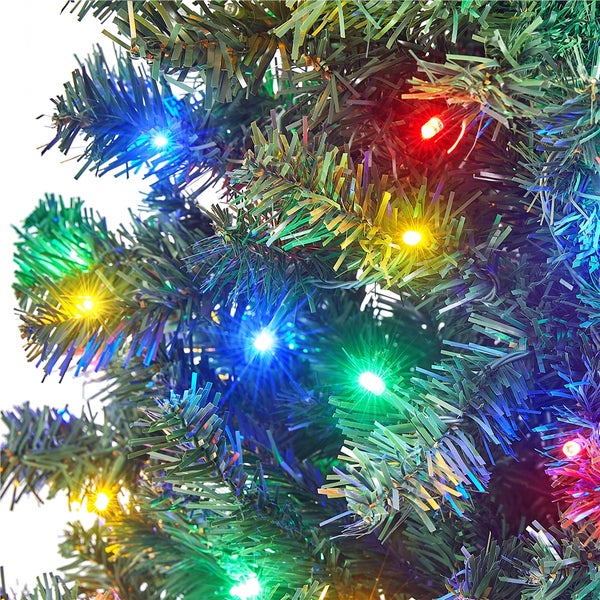 Detailaufnahme eines grünen Weihnachtsbaums mit farbigen Lichtern.