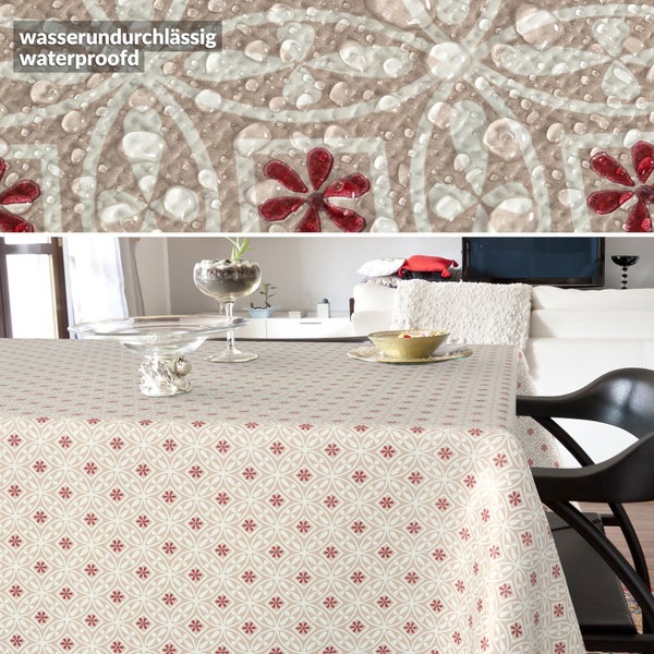 Wasserabweisende Tischdecke mit floralem Muster auf einem Tisch in einem hellen, modern eingerichteten Wohnzimmer.