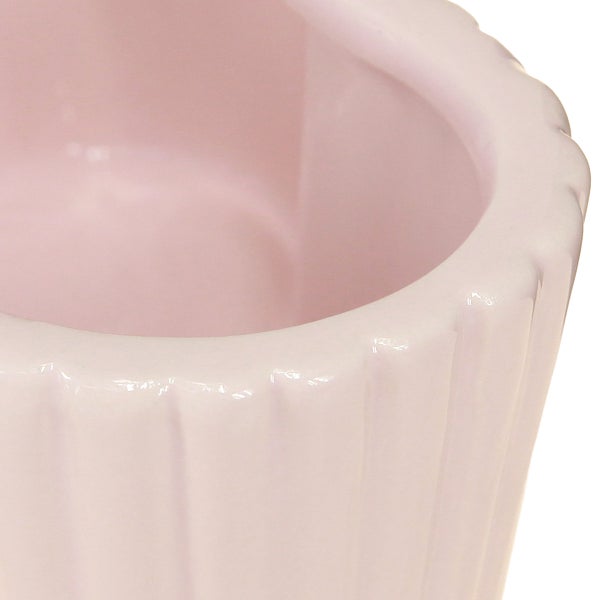 Vier herzförmige Keramikschalen in Rosa und Grün mit gewelltem Rand.
