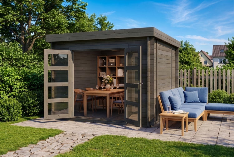 Modernes Gartenhaus aus Holz mit Flachdach, Doppeltür mit Lichtausschnitten, Terrasse mit Gartenlounge und Möbeln im Innenraum.