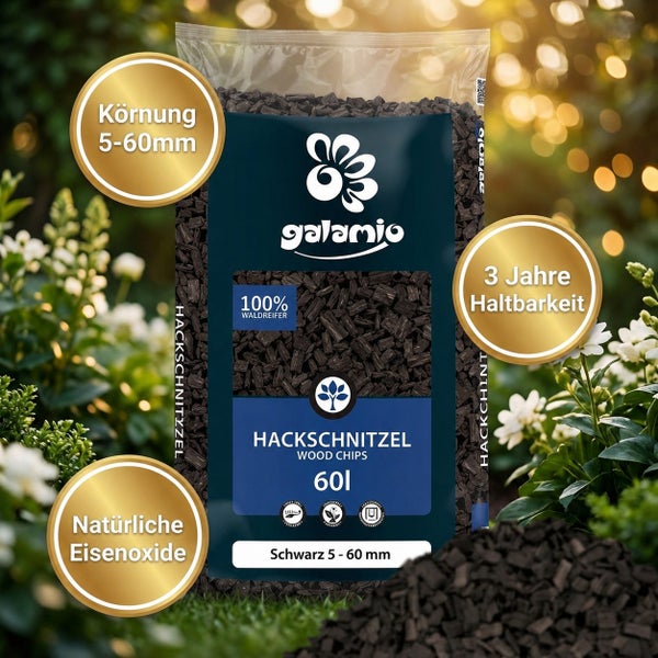 Ein Sack Galamio Holzhackschnitzel mit einer Korngroesse von 5 bis 60 Millimeter und einem Inhalt von 60 Liter in einer Gartenumgebung.