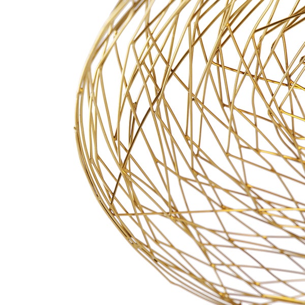 Detailaufnahme einer goldenen Drahtkugel