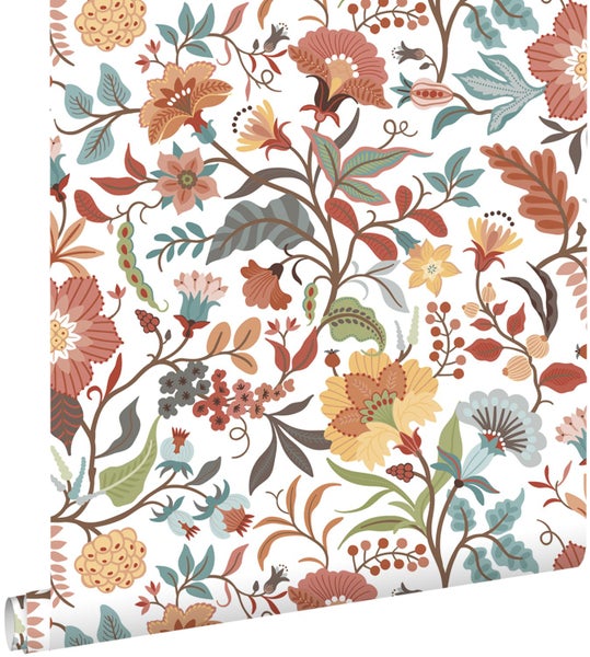 Tapetenrolle mit botanischem Muster aus Blumen, Blättern und Beeren.
