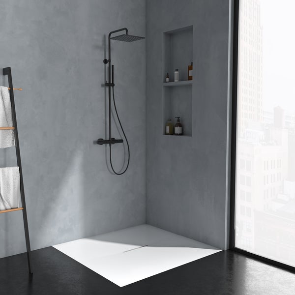 Badezimmer mit schwarzer Duscharmatur, weißer Duschwanne, Handtuchleiter und eingebautem Regal