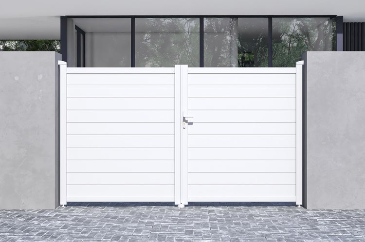 Modernes zweiflügeliges Einfahrtstor aus Aluminium für den Außenbereich vor einem Haus mit Glasfront und grauer Steinmauer.