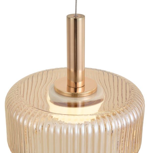 Moderne Pendelleuchte mit geripptem Glasschirm und metallischer Halterung.