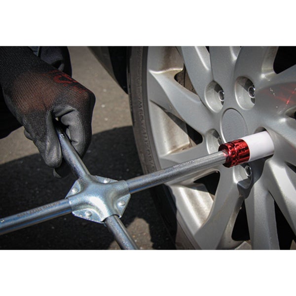 Radwechsel mit Radkreuz, Drehmomentschlüssel, Drehmomentvervielfältiger und Kniekissen