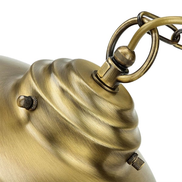 Detail einer Pendelleuchte mit Kettenaufhängung