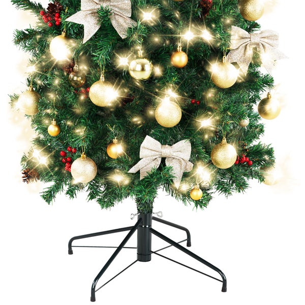 Geschmückter Weihnachtsbaum mit goldenen Kugeln, Schleifen, roten Beeren, Tannenzapfen und Lichtern auf einem Ständer.