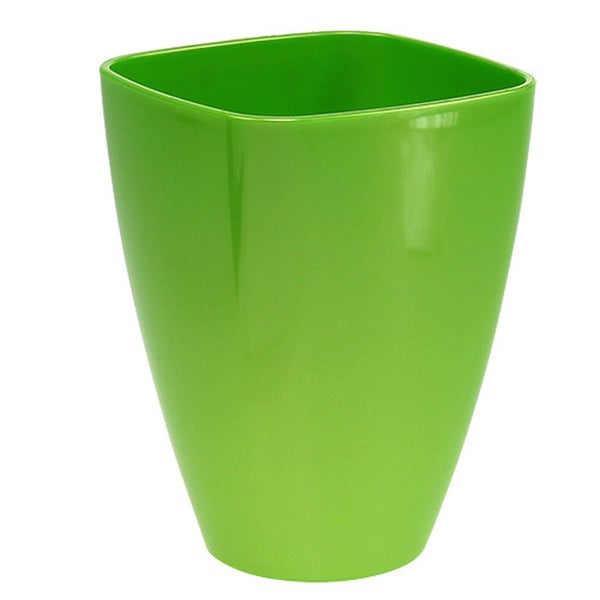 Quadratischer Pflanztopf aus glänzendem grünem Kunststoff.