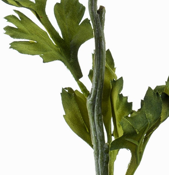 Nahaufnahme eines künstlichen Pflanzenstiels mit grünen Blättern.
