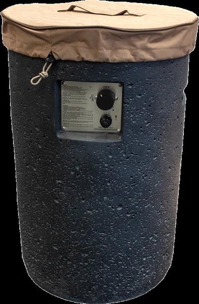 Zylindrische Gas-Feuersäule in Steinoptik mit Bedienfeld und Schutzhülle inklusive Tragegriff.