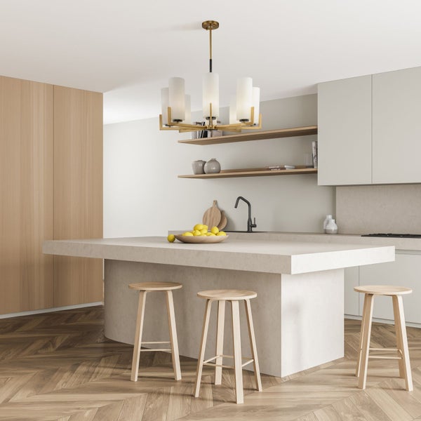 Helle Küche mit Kochinsel, Barhockern und Hängelampe