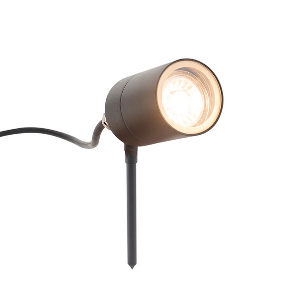 LED-Gartenstrahler in Anthrazit mit Erdspieß und Anschlusskabel, eingeschaltet.