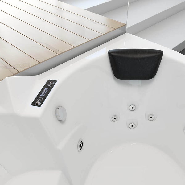 Detailansicht einer Eckbadewanne mit Whirlpoolsystem, integriertem Bedienfeld, Nackenkissen und verstellbaren Massagedüsen.