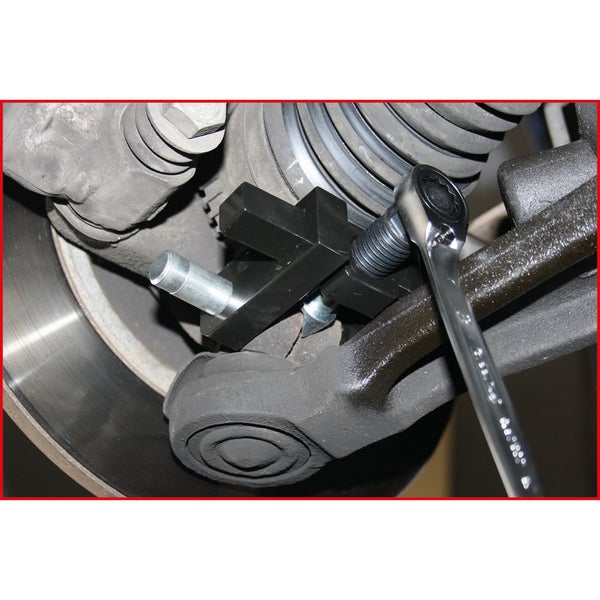 Werkzeug zum Entfernen des Traggelenks mit Schraubenschlüssel am Achsschenkel