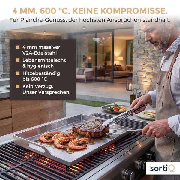 Massive Edelstahl Plancha Grillplatte mit vier Millimeter Dicke auf einem Grill mit Steak und Garnelen bei sechs hundert Grad Celsius hitzebeständig.