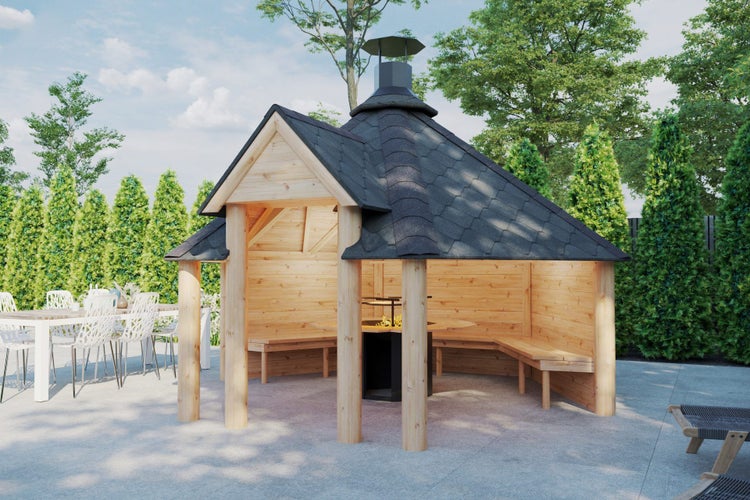 Grillkota mit Holzwänden, Bänken und Grillstelle im Garten