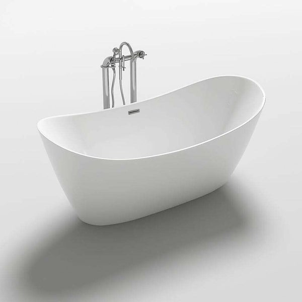 Freistehende Badewanne mit geschwungenem Design und einer Badewannenarmatur mit Handbrause in glänzender Optik