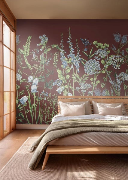Modernes Schlafzimmer mit botanischer Fototapete mit Blumenmotiven hinter einem Holzbett mit hellen Textilien und großem Fenster.