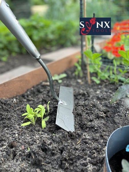 Synx Tools Logo. Hacke für Gartenarbeiten im Beet.