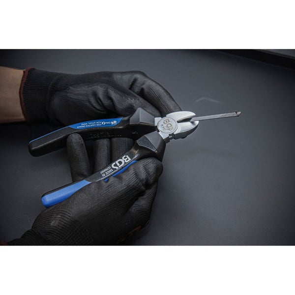 BGS Drahtschneider für harten Draht in Händen mit Arbeitshandschuhen