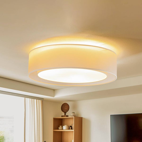 Weiße Deckenleuchte im modernen Wohnzimmer