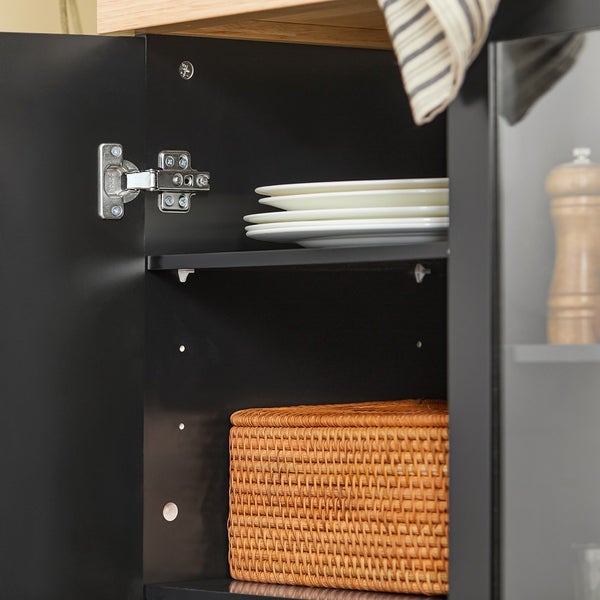 Innenausstattung eines Küchenschranks mit Geschirr und Korb