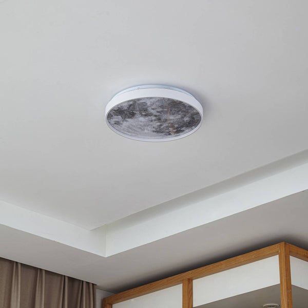 Moderne, runde LED-Deckenleuchte mit grau-weißem Marmormuster an einer weißen Decke in einem hellen, organisierten Raum mit Holzelementen.