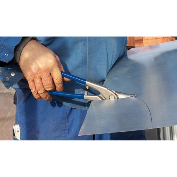 Hand mit Blechschere beim Schneiden einer Kurve in ein Metallblech.