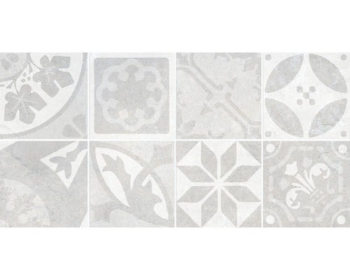 Acht dekorative Bodenfliesen mit floralen und geometrischen Mustern