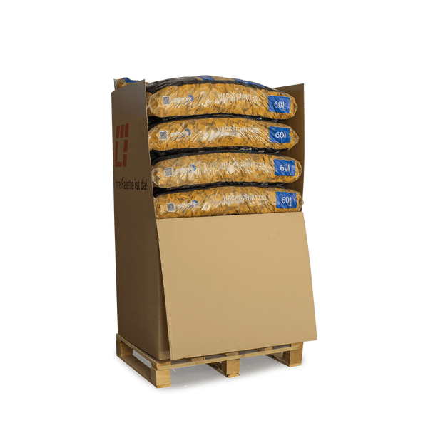 Palette mit Säcken voller Holzhackschnitzel