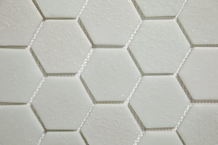 Sechseckiges Mosaikfliesen-Netz auf grauem Untergrund