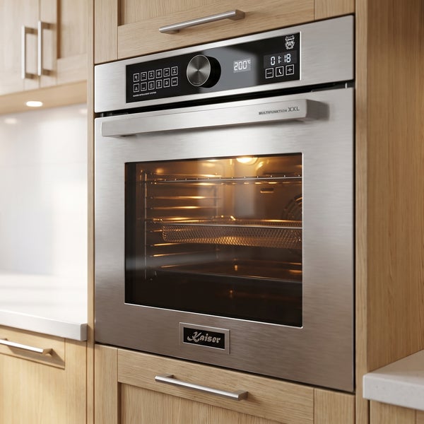 Kaiser Einbau-Backofen mit Edelstahlfront und Multifunktion XXL in eine Holzküche integriert.