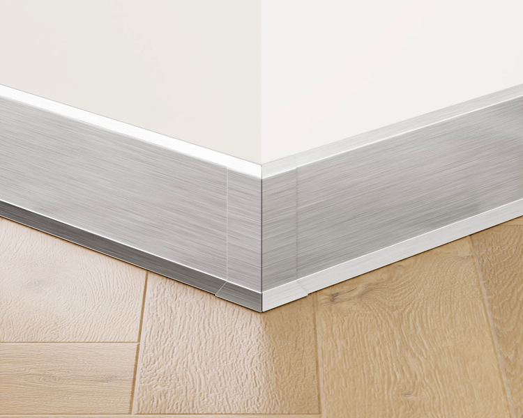 Sockelleiste aus Metall im Inneneckbereich