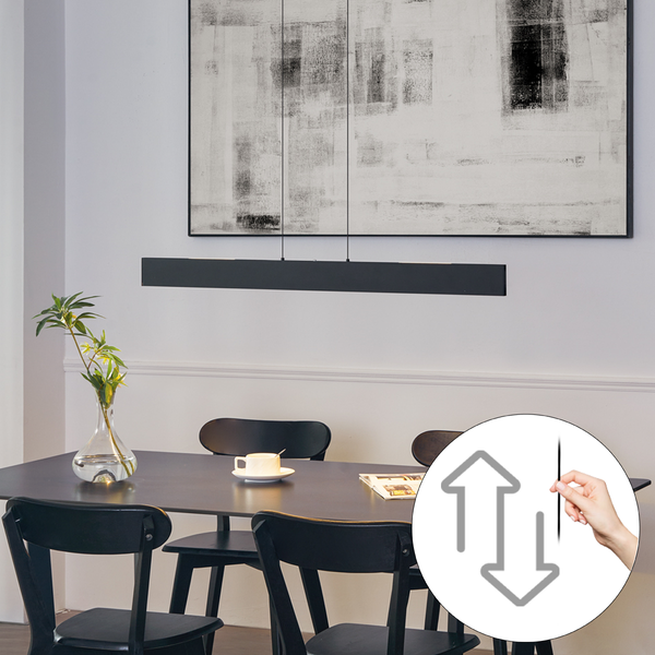 Esszimmer mit höhenverstellbarer Pendelleuchte über einem Tisch