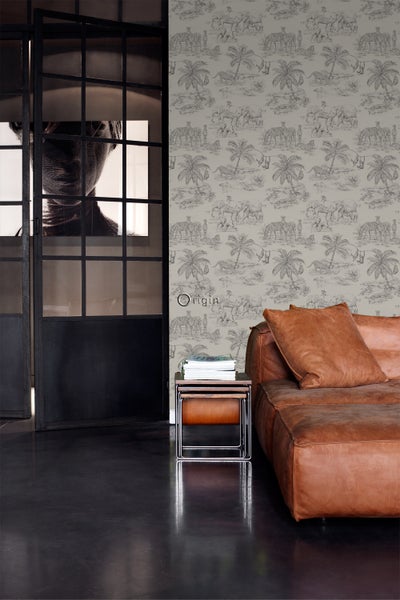 Innenraum mit gemusterter Tapete, Ledersofa und Beistelltisch