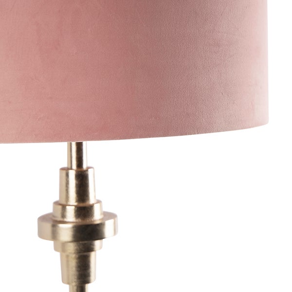 Detailaufnahme einer Tischleuchte mit Schirm und Metallsockel