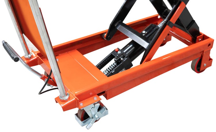Hubtischwagen aus Metall in Orange mit hydraulischem Mechanismus und Lenkrollen mit Feststellbremse.