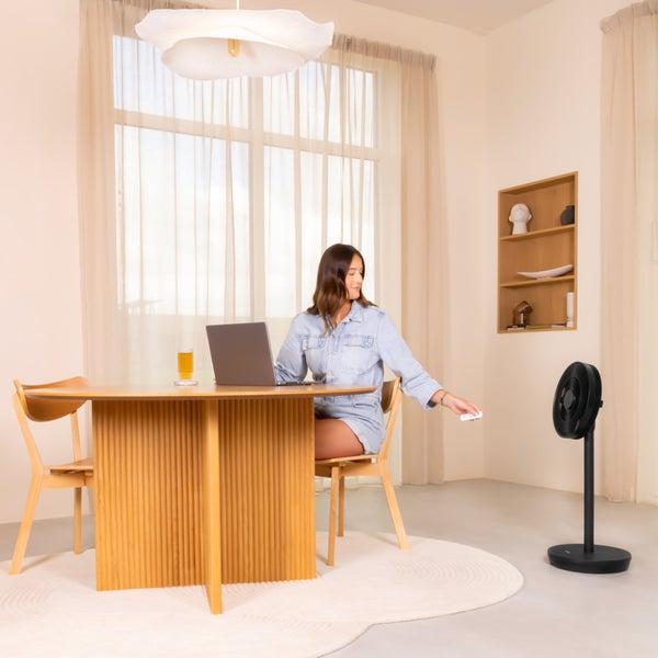 VONROC Akku Standventilator oszillierend leise (< 44 dB) - Ventilator mit Fernbedienung, 24 Geschwindigkeitsstufen – Leicht & tragbar – 3 Windmodi: Natürlich, Schlaf, Normal – Modular: Tisch- & Standventilator in einem